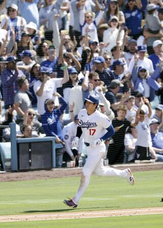 ７回、６号ソロを放ち一塁へ向かう大谷（共同）