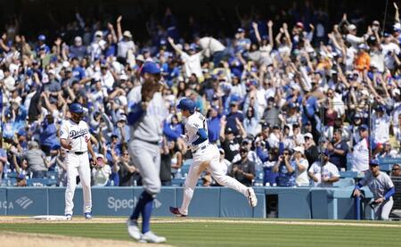 ７回、６号ソロを放ち塁を回る大谷（共同）