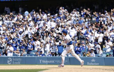 ７回、６号ソロを放ちポーズをとりながら塁を回る大谷（共同）