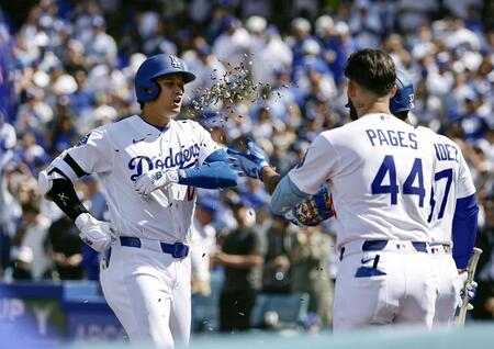 ７回、６号ソロを放ちヒマワリの種で祝福される大谷（共同）