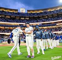 　勝利後、ナインを出迎える大谷（ロサンゼルス・ドジャース提供）