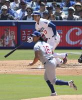 ２回、右前打を放つ大谷。投手今永（共同）