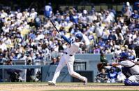 ７回、６号ソロを放つ大谷（共同）