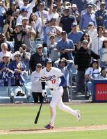 ７回、６号ソロを放ち一塁へ向かう大谷（共同）