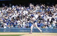 ７回、６号ソロを放ちポーズをとりながら塁を回る大谷（共同）