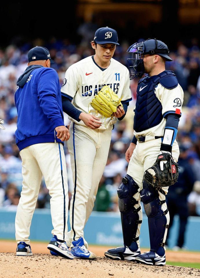 　６回途中、降板するドジャース先発の佐々木（共同）