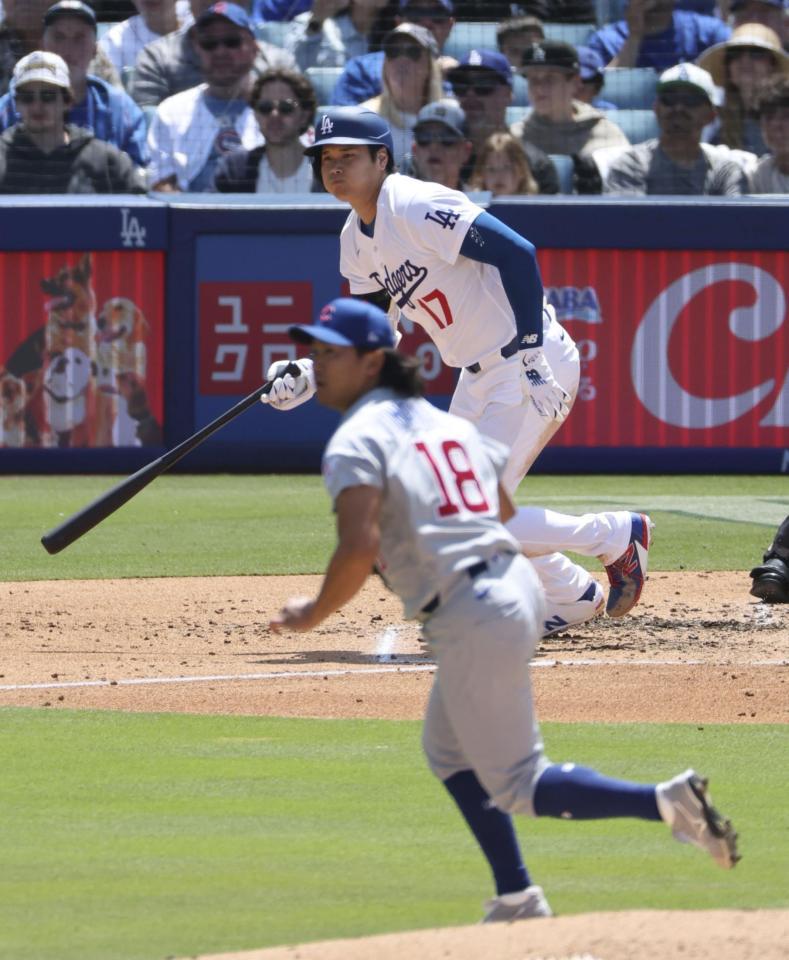 ２回、右前打を放つ大谷。投手今永（共同）