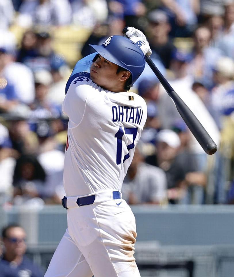 ７回、６号ソロを放つ大谷（共同）