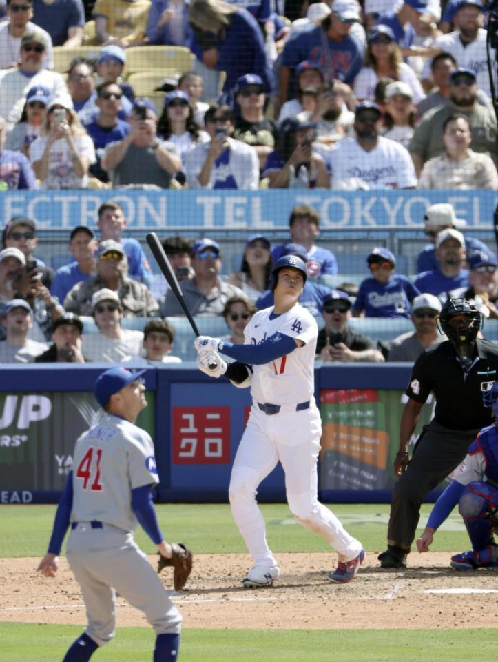 ７回、６号ソロを放つ大谷（共同）