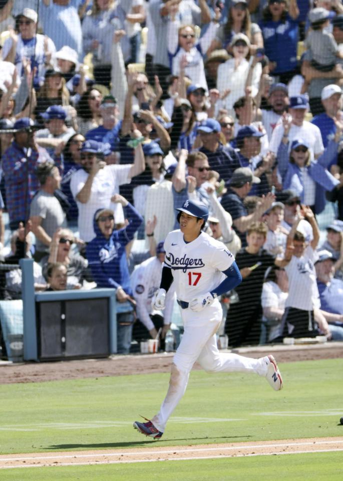 ７回、６号ソロを放ち一塁へ向かう大谷（共同）