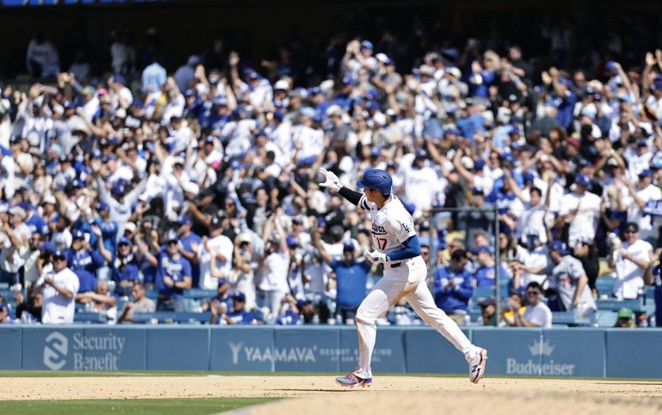 ７回、６号ソロを放ちポーズをとりながら塁を回る大谷（共同）