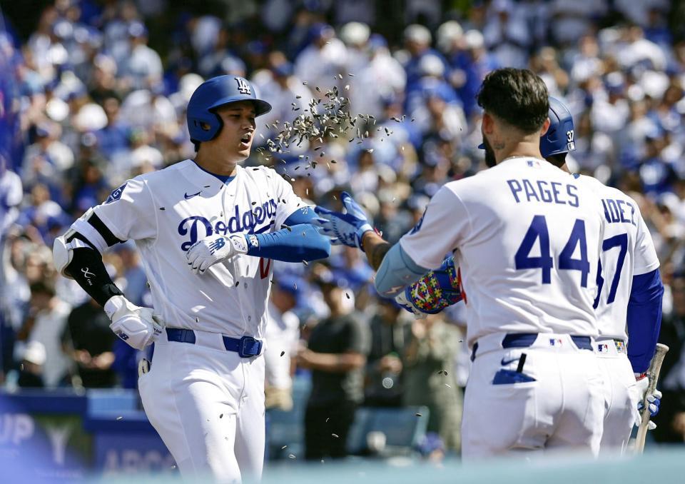 ７回、６号ソロを放ちヒマワリの種で祝福される大谷（共同）