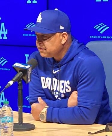 取材に応じるロバーツ監督（撮影・小林信行）