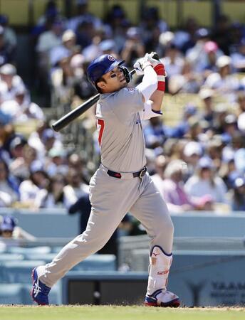 　ドジャース戦の５回、右飛に倒れるカブス・鈴木＝ロサンゼルス（共同）