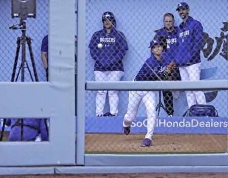 ブルペンで投球練習する大谷（共同）