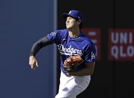 キャッチボールする大谷（共同）