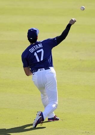 キャッチボールする大谷（共同）