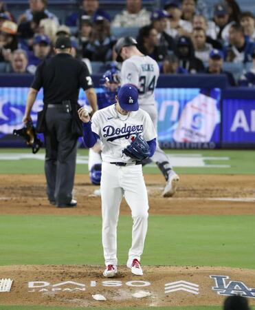 ５回、ヒックス（奥）に３ランを浴びた山本（共同）