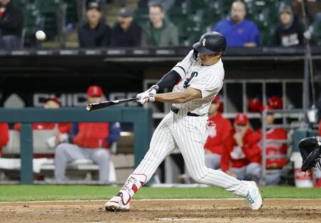 ７回、１２号３ランを放つ村上（共同）