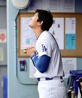 　カブス戦の試合前、ベンチでポーズをとるドジャース・大谷