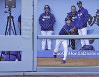 ブルペンで投球練習する大谷（共同）