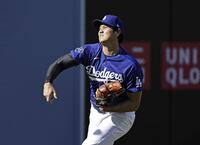 キャッチボールする大谷（共同）