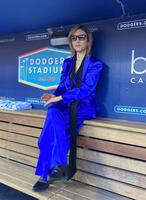 ドジャー・スタジアムのベンチでグラウンドを見つめるＹＯＳＨＩＫＩ（撮影・小林信行）