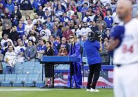 試合前、米国国歌をピアノで演奏するＹＯＳＨＩＫＩ（共同）