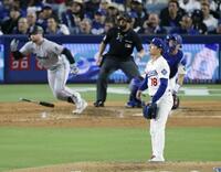 ５回、ヒックスに３ランを浴びた山本（共同）