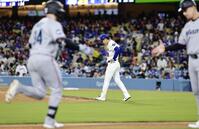 ５回、ヒックス（左）に３ランを浴びた山本（共同）