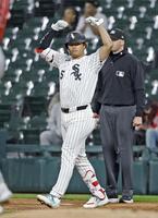 １回、右前打を放ちポーズをとる村上（共同）