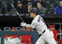 １回、右前打を放つ村上（共同）