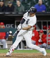 ７回、１２号３ランを放つ村上（共同）