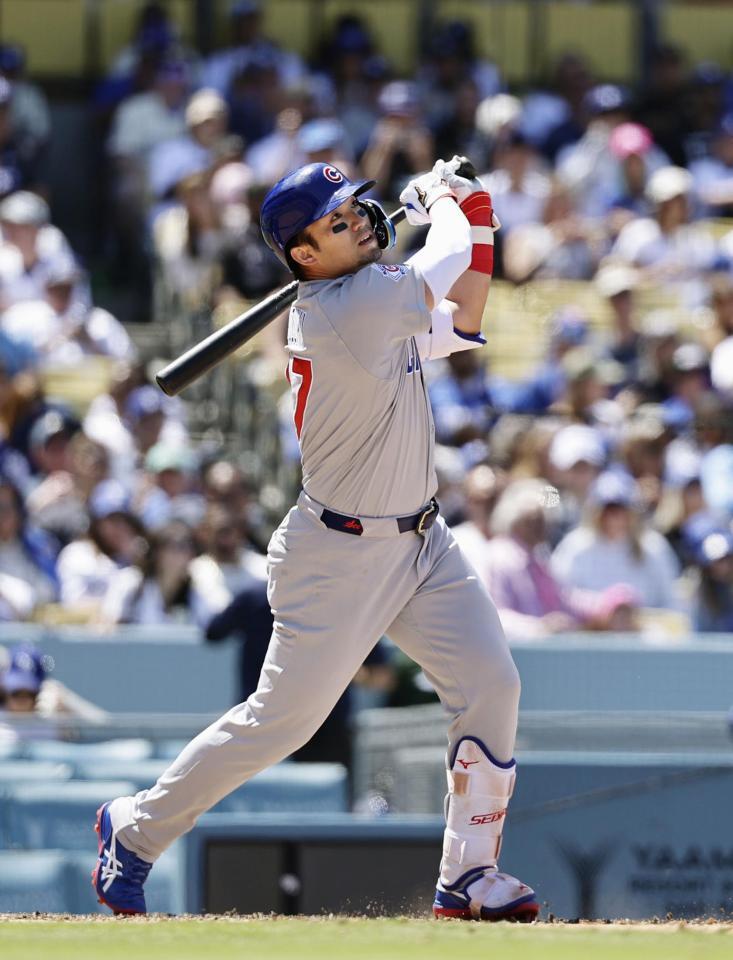 　ドジャース戦の５回、右飛に倒れるカブス・鈴木＝ロサンゼルス（共同）