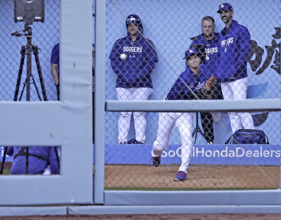 ブルペンで投球練習する大谷（共同）