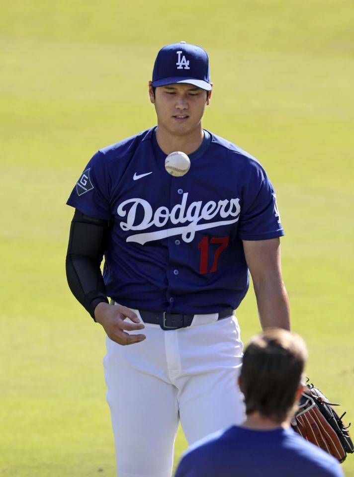 キャッチボールを行う大谷（共同）