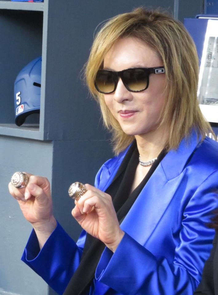 試合前のベンチで２つのチャンピオンリングをつけて笑みを浮かべるＹＯＳＨＩＫＩ（撮影・小林信行）