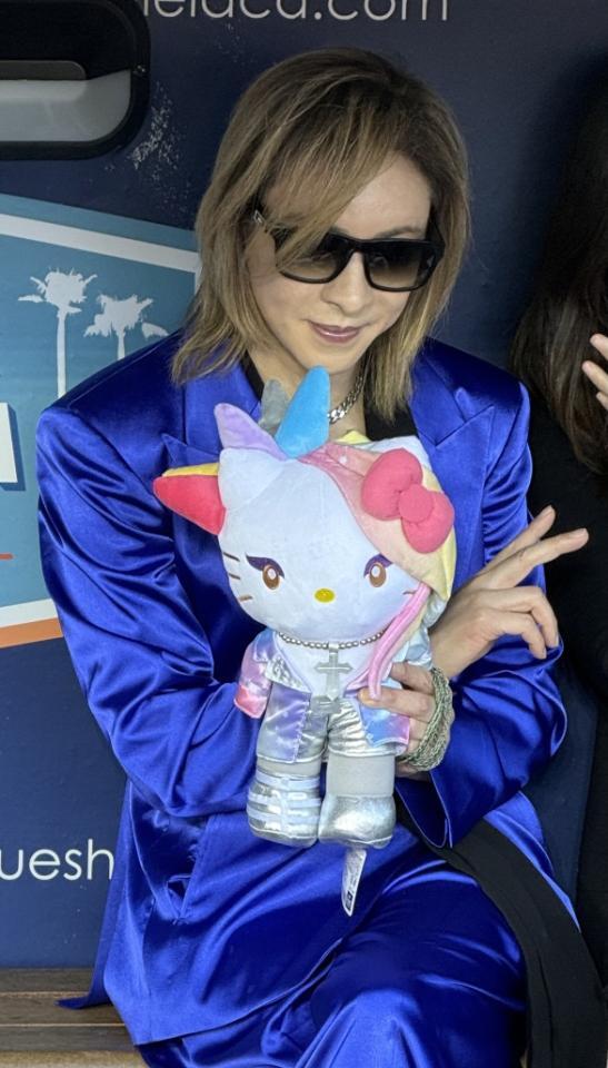 「Ｙｏｓｈｉｋｉｔｔｙ」を手にポーズを決めるＹＯＳＨＩＫＩ