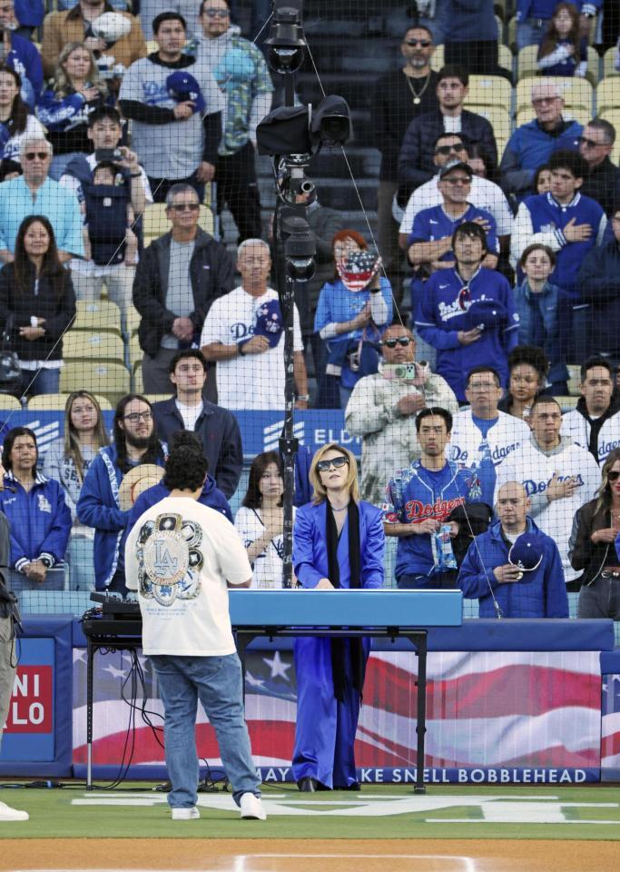 試合前、米国国歌をピアノで演奏するＹＯＳＨＩＫＩ（共同）