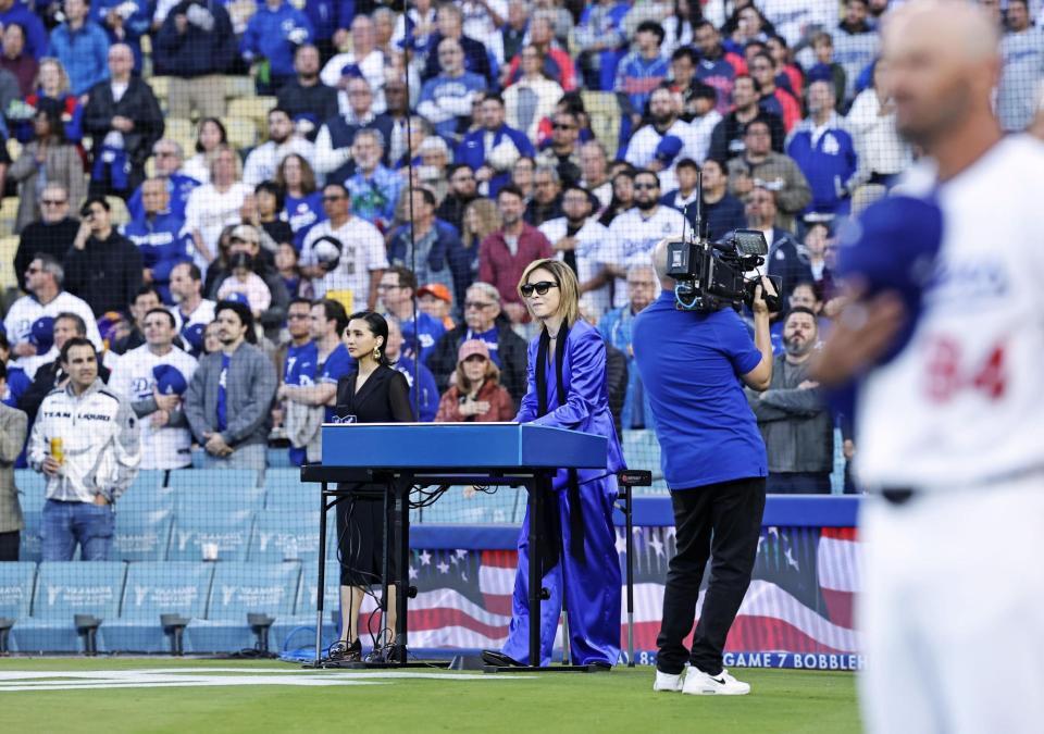試合前、米国国歌をピアノで演奏するＹＯＳＨＩＫＩ（共同）