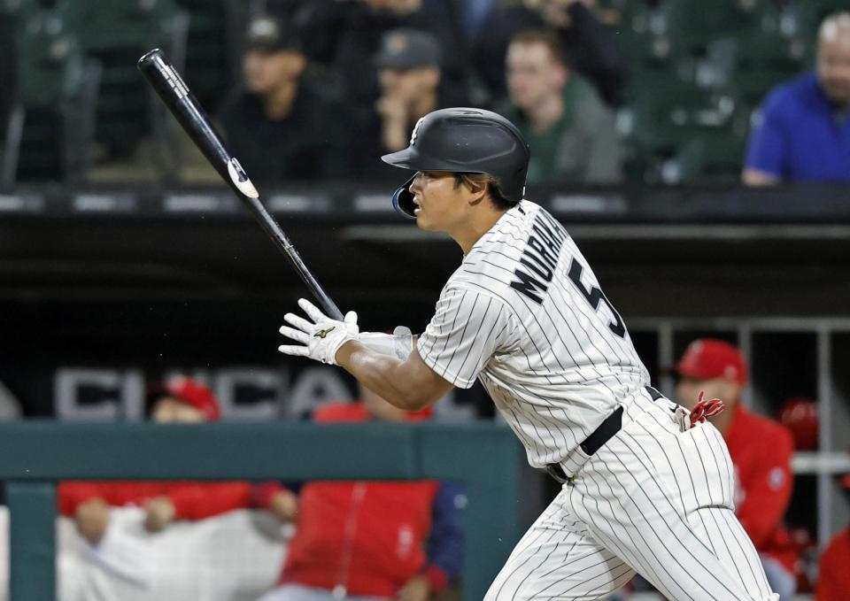 １回、右前打を放つ村上（共同）