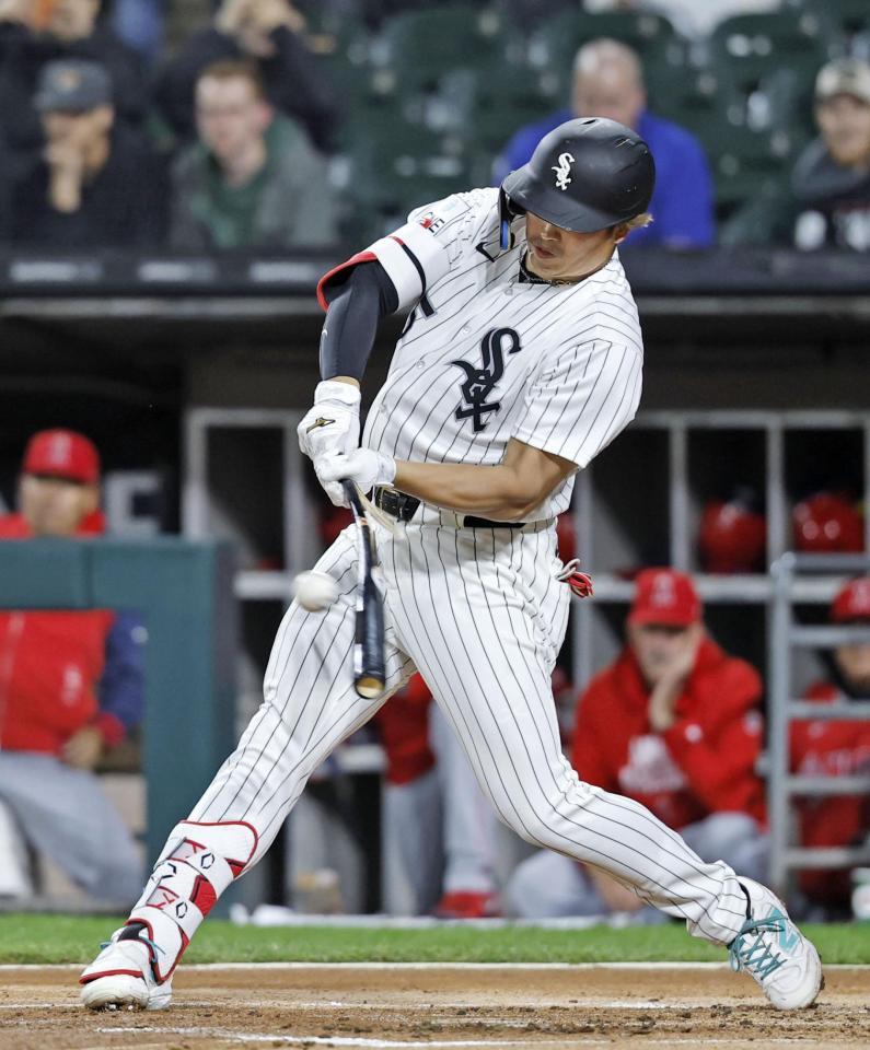 １回、右前打を放つ村上（共同）