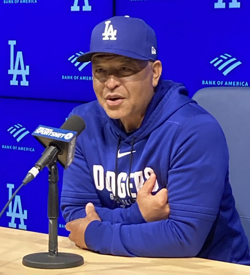 試合後の会見で笑顔を見せるロバーツ監督（撮影・小林信行）