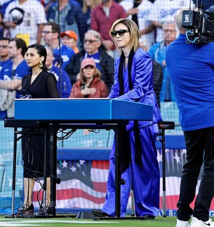 　試合前、米国国歌をピアノで演奏する「Ｘ　ＪＡＰＡＮ」のＹＯＳＨＩＫＩ（共同）