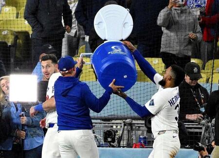 水をかけようとするＴ・ヘルナンデス（手前右）、コール（同左）に驚くタッカー（ジョン・スーフー／ドジャース提供）