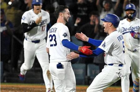 タッカー（中央左）のもとへ駆け寄るフリーマン（同右）。（後方左から）大谷、Ｔ・ヘルナンデス（ジョン・スーフー／ドジャース提供）