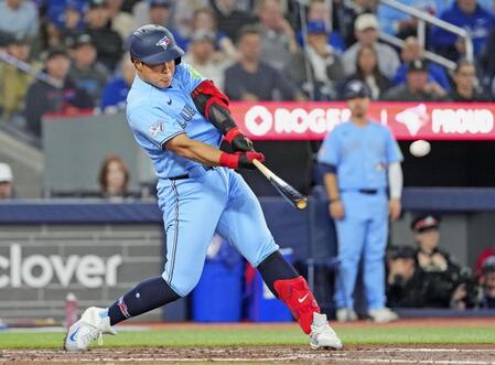 レッドソックス戦の３回、２点適時打を放つ岡本＝トロント（共同）