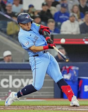 レッドソックス戦の１回、三飛に倒れる岡本＝トロント（共同）