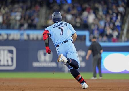 レッドソックス戦の３回、２点適時打を放ち二塁を狙う岡本＝トロント（共同）