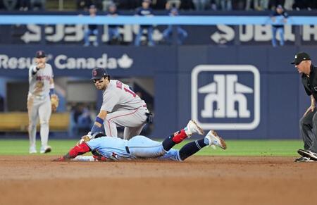 レッドソックス戦の３回、２点適時打を放ち二塁を狙うがタッチアウトとなる岡本＝トロント（共同）